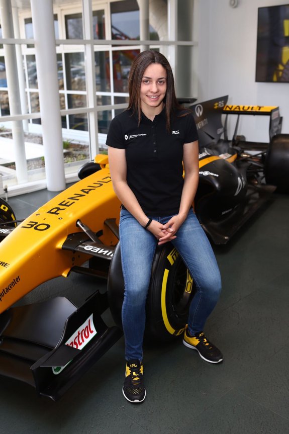 La piloto Marta García posa con un monoplaza de Renault. :: lp