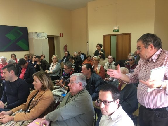 El presidente de la AVV de la Fuensanta toma la palabra en un momento del tenso debate.