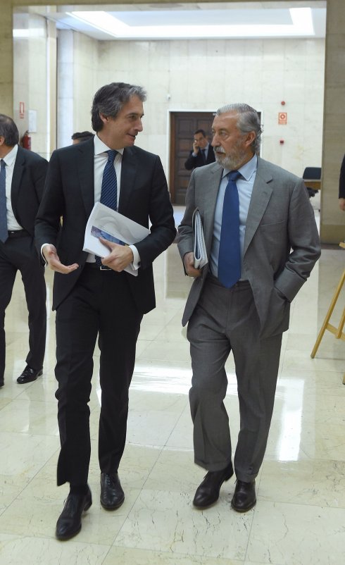 El ministro de Fomento, Íñigo de la Serna, con su secretario de Estado de Infraestructuras, ayer . :: EFE/F. Villar