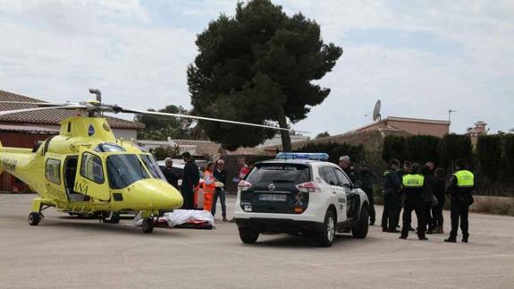 Sanitarios y agentes de la Guardia Civil preparados para trasladar el cuerpo de la mujer fallecida.