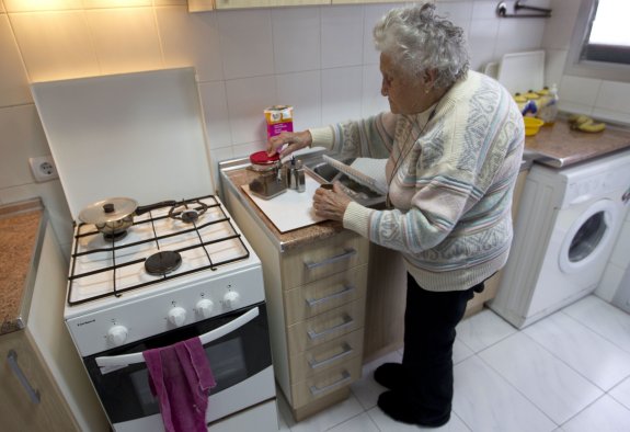 Una anciana sola en su hogar, en una imagen de archivo . :: d. torres