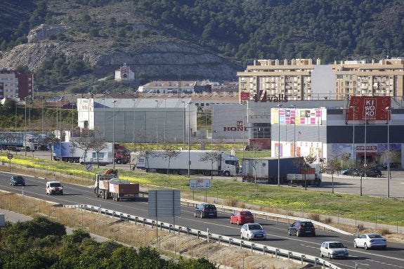 Vista de un polígono industrial con solares disponibles. :: LP