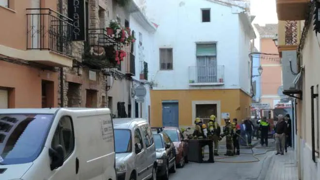 Los bomberos sofocan un incendio en una vivienda de Dénia