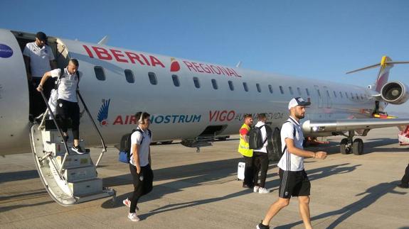 Valencia CF | Alemany, Layhoon y Murthy, con el equipo en Granada