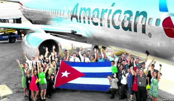 Turistas y tripulación de un avión de la compañía American, a su llegada a La Habana. :: R. C.