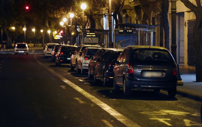 Los hosteleros alertan de que prohibir aparcar en el carril bus pone en peligro 500 empleos