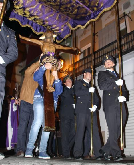 La imagen del Cristo de los Afligidos portada por un devoto durante la procesión.