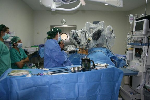 Equipo de cirujanos durante una intervención en un hospital de la Comunitat. :: LP