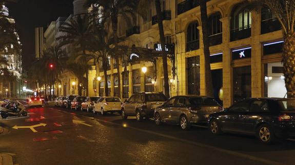 Carril Bus con vehiculos estacionados en el centro de Valencia. 