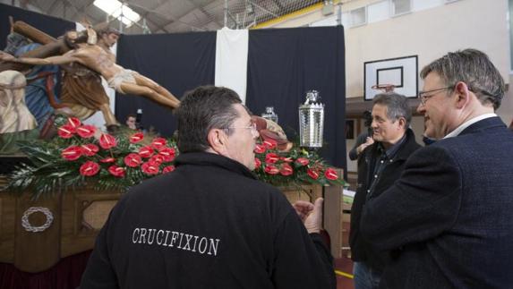 El president de la Generalitat, Ximo Puig, conversa con unos cofrades durante la visita a las cofradías de la Semana Santa Marinera de Valencia