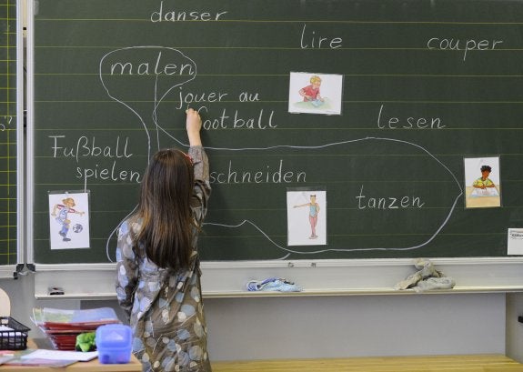 Una alumna de Primaria de un colegio alemán de Sarre, en una clase de francés. 