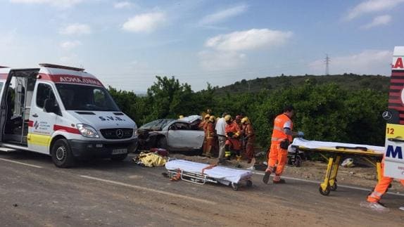 Los sanitarios trabajan en el lugar del accidente ocurrido en Vilamarxant.