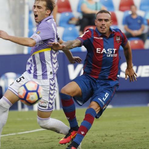 Roger disputa un balón ante el Valladolid.