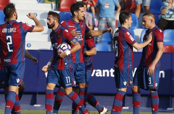 Jugadores del Levante celebran un gol.