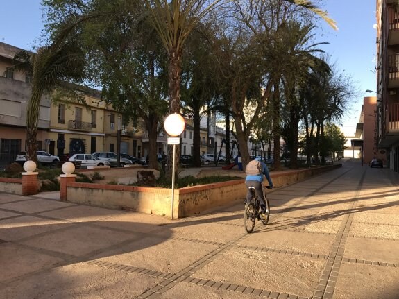 Zona del Passeig Lepant donde se va a rediseñar la zona de juegos y el espacio ajardinado. :: c. gimeno