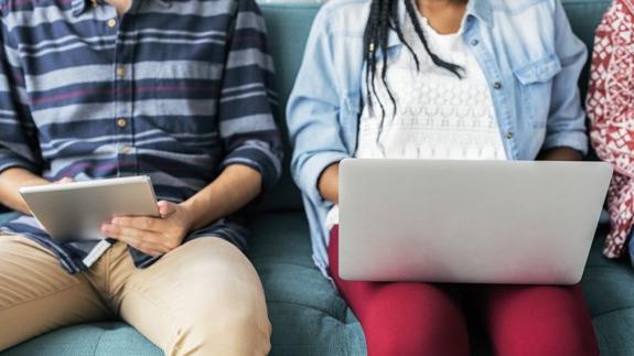 Adolescentes con ordenadores y tabletas.