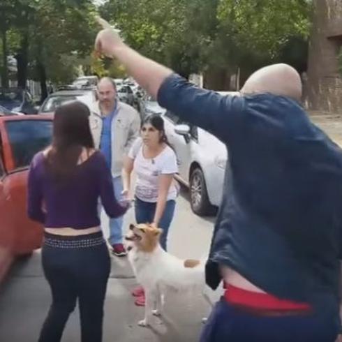 La mujer con la perra en plena calle.