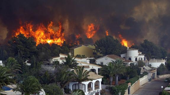 El incendio iniciado en Benitatxell y que afectó a Xàbia, cerca de unos chalés.