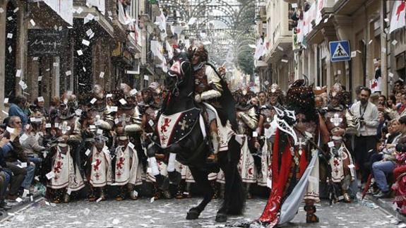 Uno de los desfiles de la fiesta de Moros y Cristianos de Alcoy de 2016.