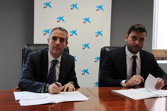 Bibiano Martínez -izda.-, de CaixaBank, junto a Ismael Arráez, presidente de la Asoc. Gremial del Taxi en Valencia.