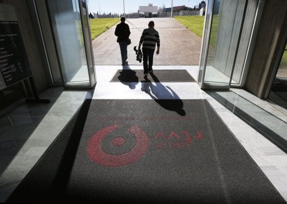 Dos extrabajadores en las intalaciones de la extinta Canal 9. :: Jesus Signes