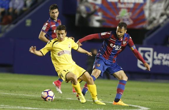  Pedro López disputa el balón ante la atenta mirada de Postigo. 