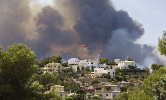 El fuego acecha una urbanización en el término de Xàbia. :: damián torres