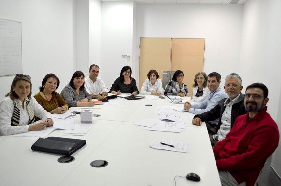 Los asistentes a la reunión de la Comisión de Salud Comunitaria. :: lp