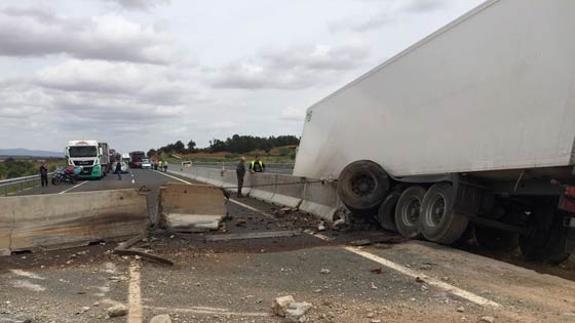 Estado en el que ha quedado el camión, en el lugar del accidente.