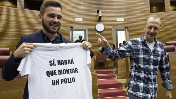 Fran Ferri (Compromís) posa con la camiseta que le ha regalado Alexis Marí. 