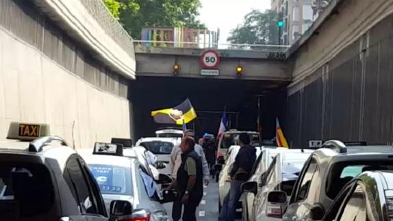 Momento de la protesta de taxistas en la ciudad de Valencia.