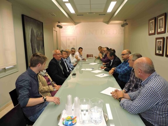 La reunión de la Xarxa d'Alcaldes de la Marina Alta celebrada ayer por la tarde en el Ayuntamiento de Dénia. :: LP