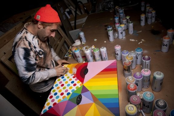 Okuda San Miguel, trabajando en uno de sus coloristas proyectos. :: elchino po