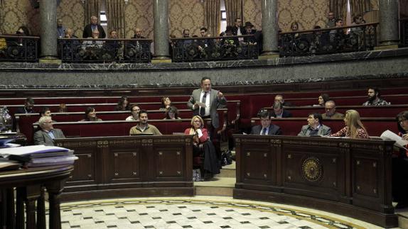 El Ayuntamiento de Valencia deja sin fecha la prohibición de aparcar en el carril bus por las noches