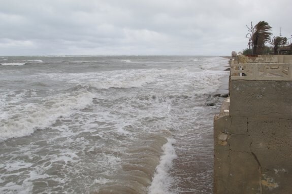 Aspecto que presentaba ayer la playa de Blay Beach por culpa del temporal. :: tino calvo