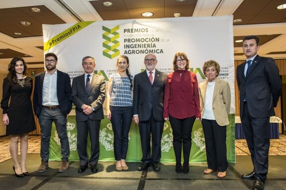 La consellera Elena Cebrián y el decano, con los premiados. :: lp