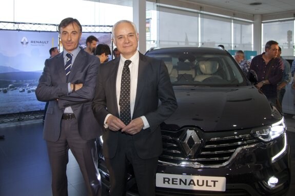 Jorge Gascó (izda.)  y Lamberto Sánchez, junto al nuevo modelo de la marca francesa.