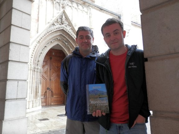 Vicent Cervera y Óscar Martí, con su nuevo libro en Gandia. :: ó. d.