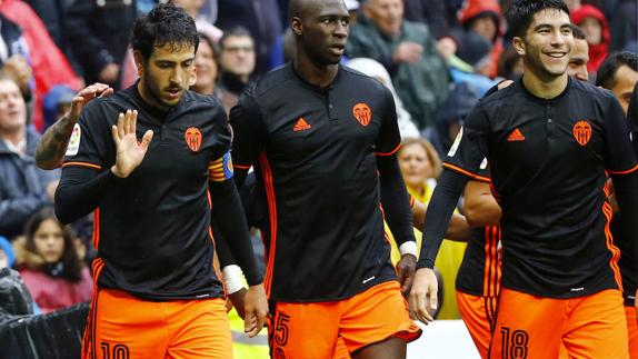 El centrocampista del Valencia Dani Parejo (i) celebra con sus compañeros Eliaquim Mangala (c) y Carlos Soler su gol marcado ante el Real Madrid. 