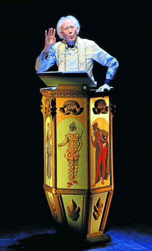 Con púlpito. «Los que van de buenos me aterran, es empalagoso y falso». 