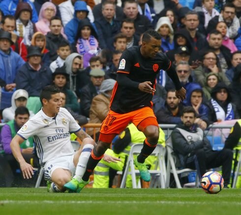 Nani se marcha de James en el partido disputado en el Santiago Bernabéu. :: EFE/J.P.GANDUL 