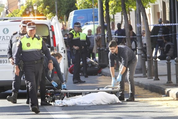 Trabajadores de la funeraria trasladan el cuerpo de la fallecida. :: manuel molines