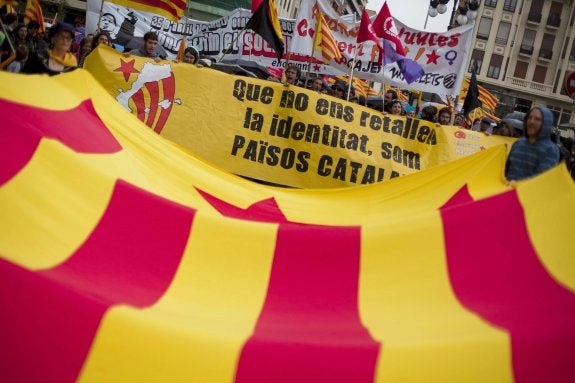 El alcalde de Valencia, Joan Ribó, inyecta otros 25.000 euros a Escola Valenciana para pagar sus actividades