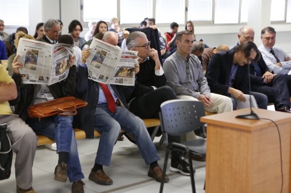 Algunos acusados se cubren con periódicos junto a Arnal, Cuesta, Bernácer, Crespo y Morenilla. :: d. torres