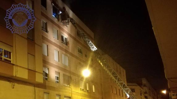 Un bombero herido en la extinción de un incendio en una vivienda de Castellón