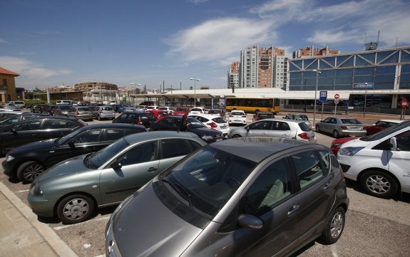 Aparcamiento junto a la estación de Empalme, en Burjassot, el jueves por la mañana. :: J. Monzó