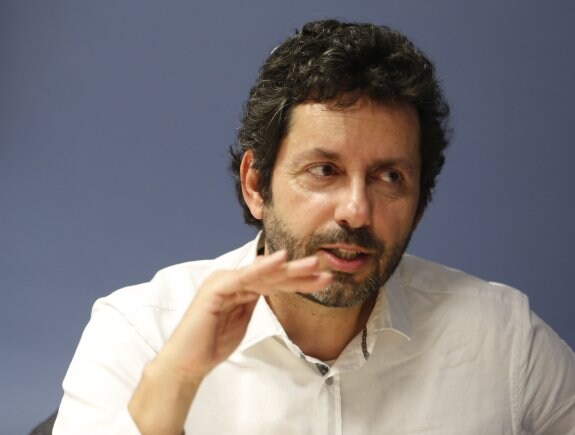 El guionista Manuel Ríos San Martín, ayer en Valencia. :: juanjo monzó
