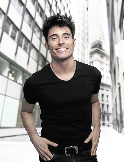 El actor alicantino Aarón Cobos, rostro habitual en musicales. :: roberto araujo