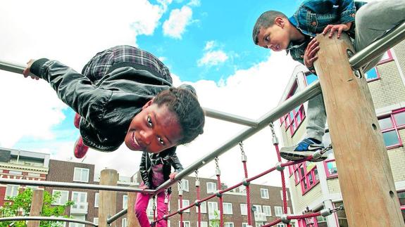 La capital neerlandesa promueve el juego activo al aire libre y anima a los niños a pasar menos tiempo frente a los videojuegos, el móvil o la tele.