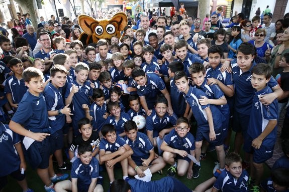 Los niños de Requena que acudieron al acto posaron con los jugadores. 